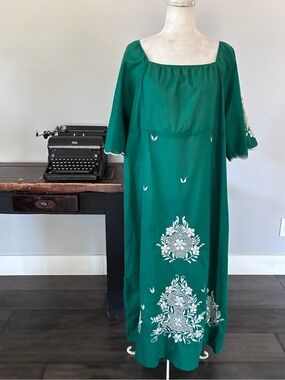 1970s Caro of Honolulu Hawaiian Muumuu Dress in Embroidered Green - Size Large
